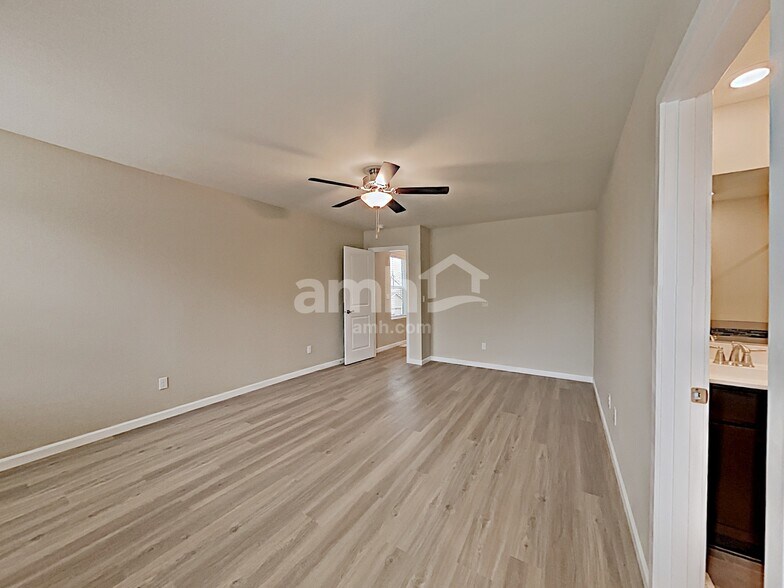 Building Photo - 5748 86th Dr NE