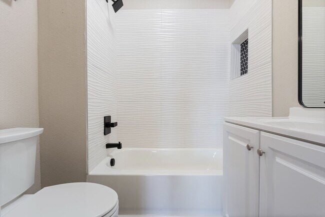 Building Photo - Fully Renovated Studio - Near PDX Airport ...