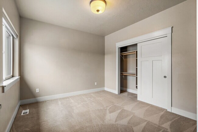 Building Photo - 923 S Lone Willow Ave