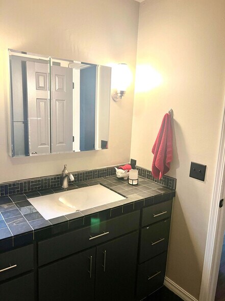 Building Photo - 1072 Valley View Dr