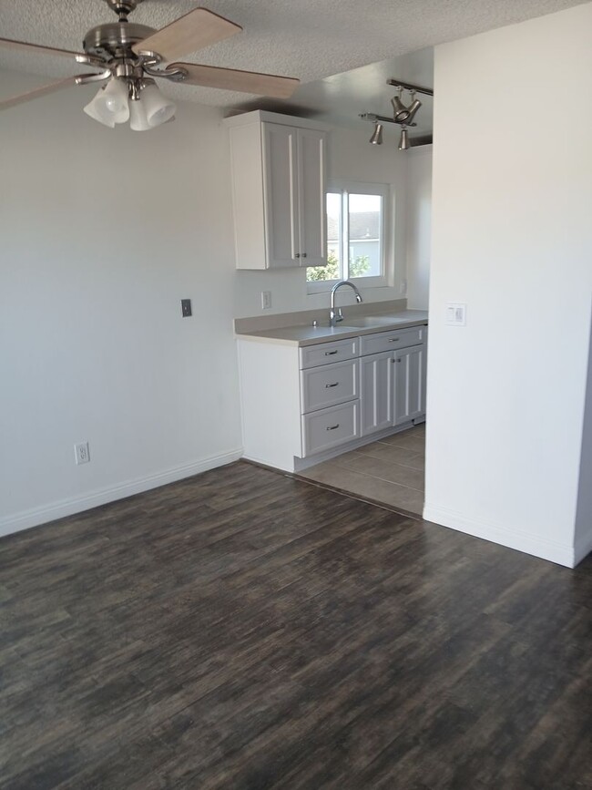 Building Photo - Beautiful Three Bed/Two Bath Townhome-Newl...