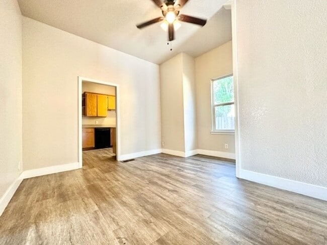 Building Photo - **Pre-Leasing for Summer 2026** Newly updated, spacious 5 bedroom home