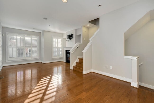 Building Photo - Charming 3 bedroom 3.5 Bathroom Row Home