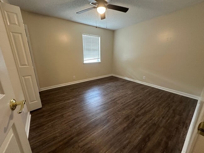 Building Photo - Take a look at this 2-bedroom, 1.5-bathroom!