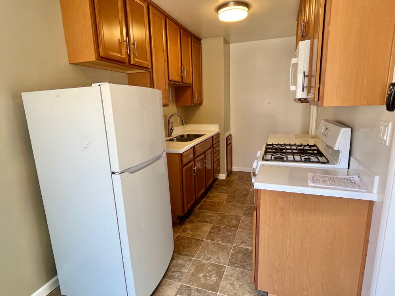 Building Photo - 1570 Hornblend St