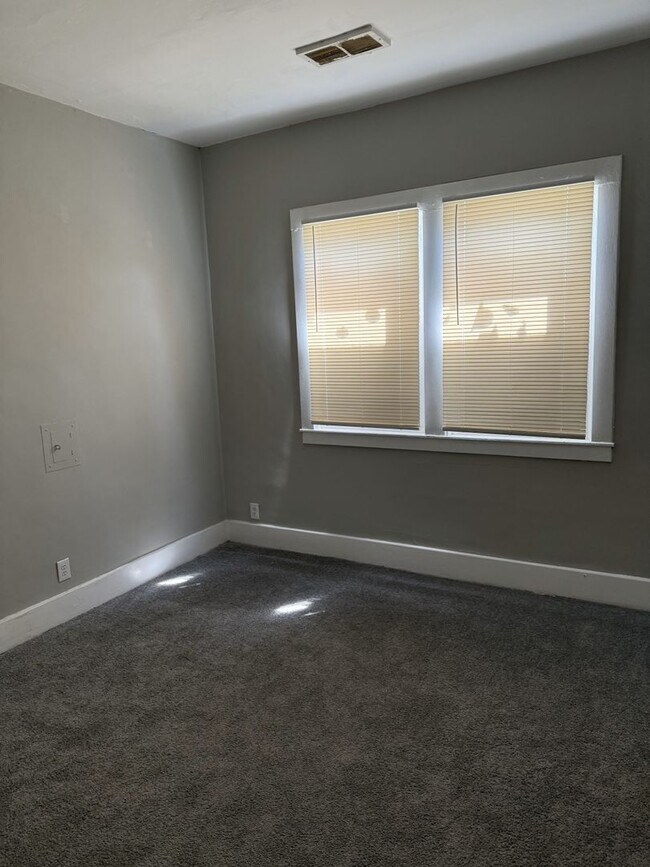 Building Photo - Adorable 2BR/1BA house