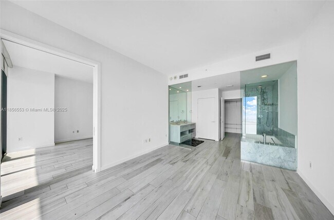 Building Photo - 480 NE 31st St