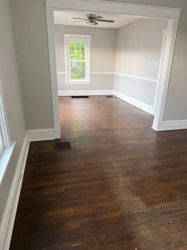 Building Photo - 437 S Elm Ave