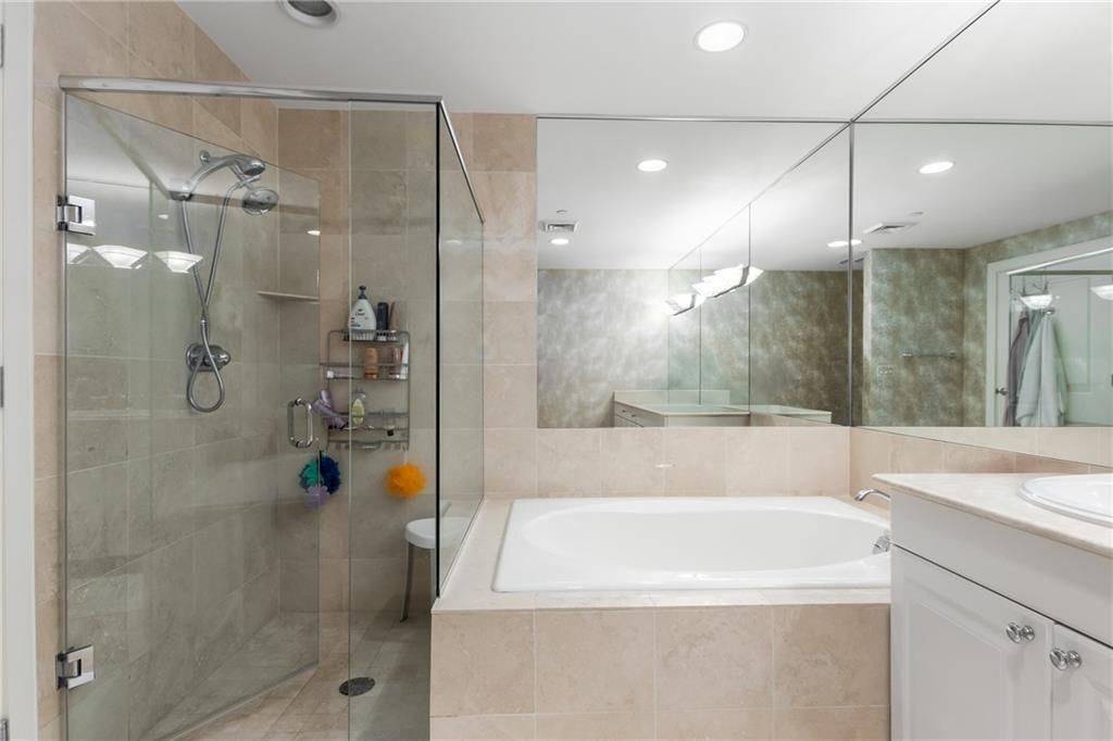 Building Photo - 700 Park Regency Pl NE