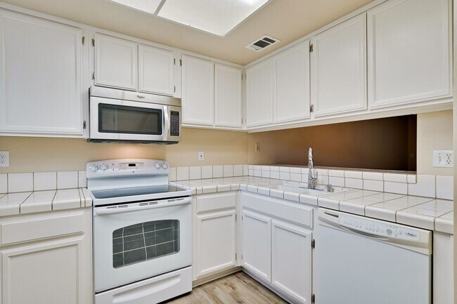 Building Photo - Cute One Bedroom Condo with Central AC and Heat.