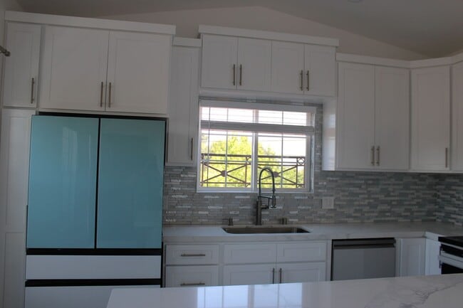 Building Photo - 2 Bedroom, 1 Bathroom Apartment
