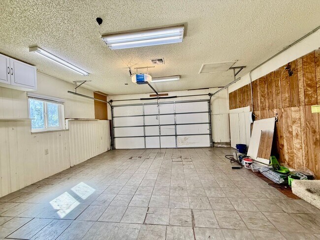 Building Photo - Great home available NOW
