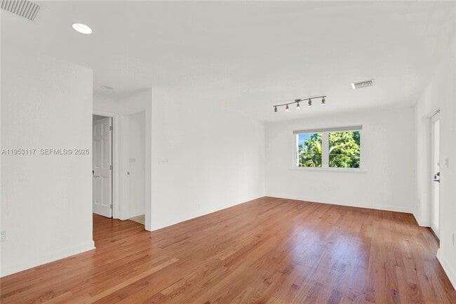 Building Photo - 527 SW 20th Rd