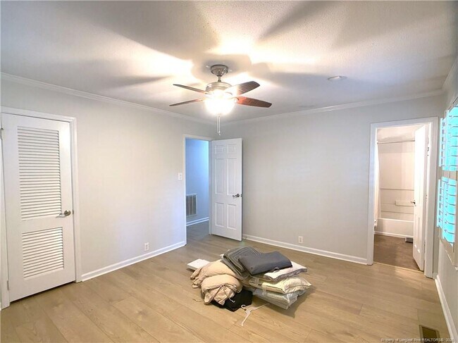 Building Photo - 2721 Mirror Lake Dr