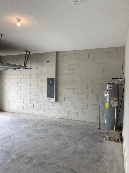 Building Photo - 125 Lake Smart Cir