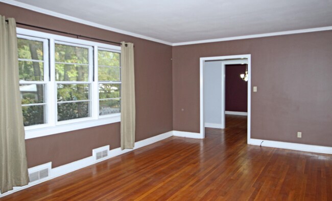 Building Photo - 205 Lakewood Dr