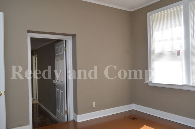 Building Photo - FIRST MONTH FREE; Adorable Duplex in Crosstown Area!