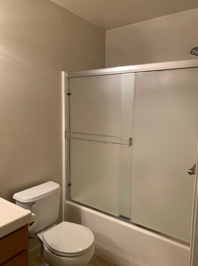Building Photo - Beautiful and spacious 3 bedroom!
