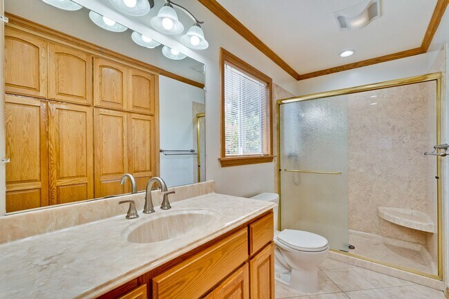 Building Photo - Bright and Spacious 3 Bed 2 Bath Single Fa...