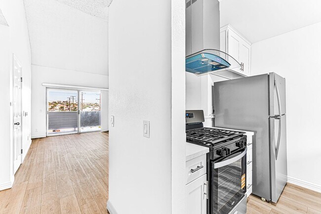 Interior Photo - 1070 Loma Ave