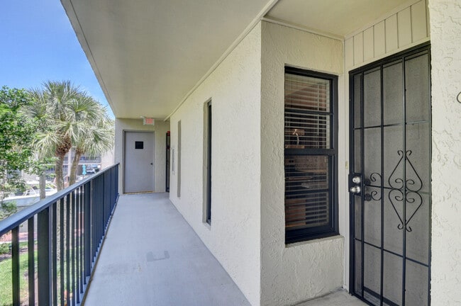 Building Photo - 18 Royal Palm Way