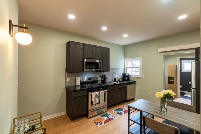 Building Photo - 335 Taylor-Mid-Term Rental