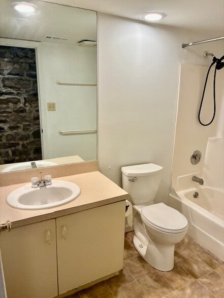 Building Photo - 2336 S 9th St