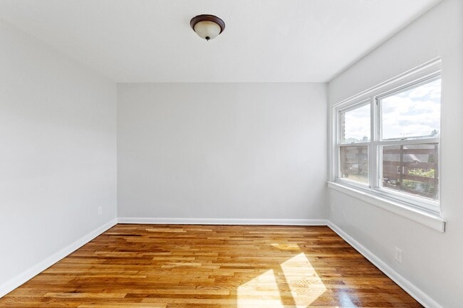 Building Photo - Larchmont Manor