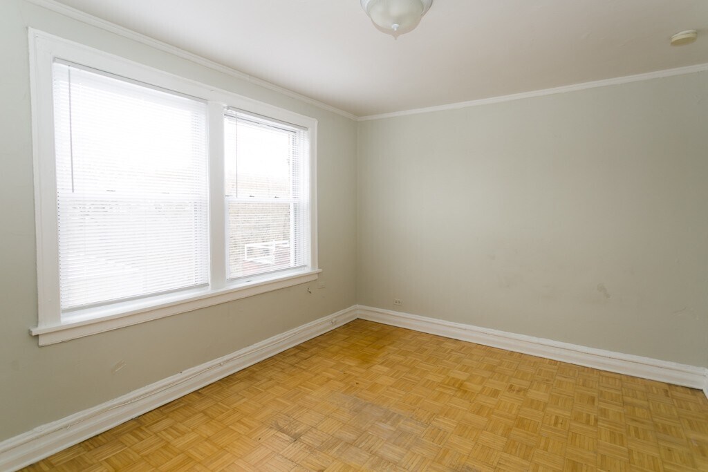 Building Photo - 716 W Belmont Ave