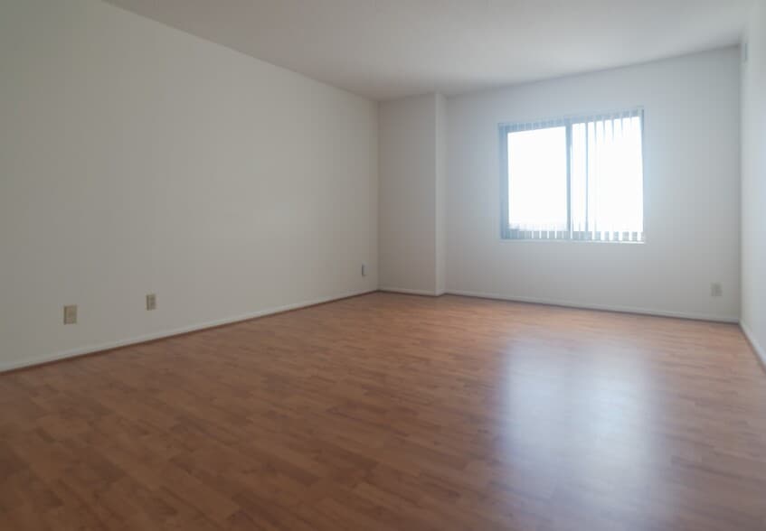 Master Bedroom - 203 Yoakum Pky