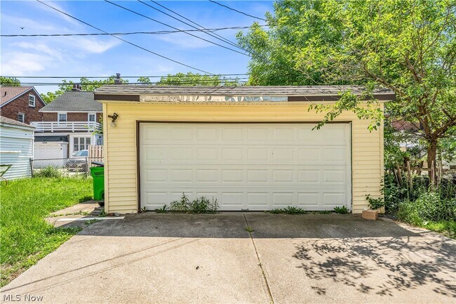 Building Photo - 10106 Greenview Ave