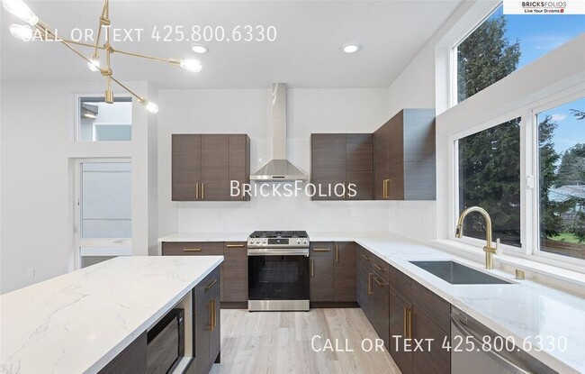 Building Photo - 1212 Harrington Ave NE