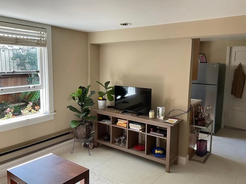 Building Photo - 2252 Jones St