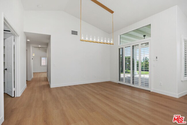 Building Photo - 655 Calle Ladera