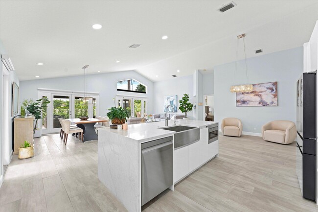 Building Photo - 10112 Aqua Vista Way