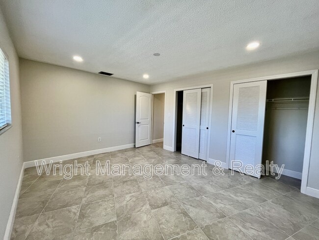 Building Photo - 5008 S Shore Dr