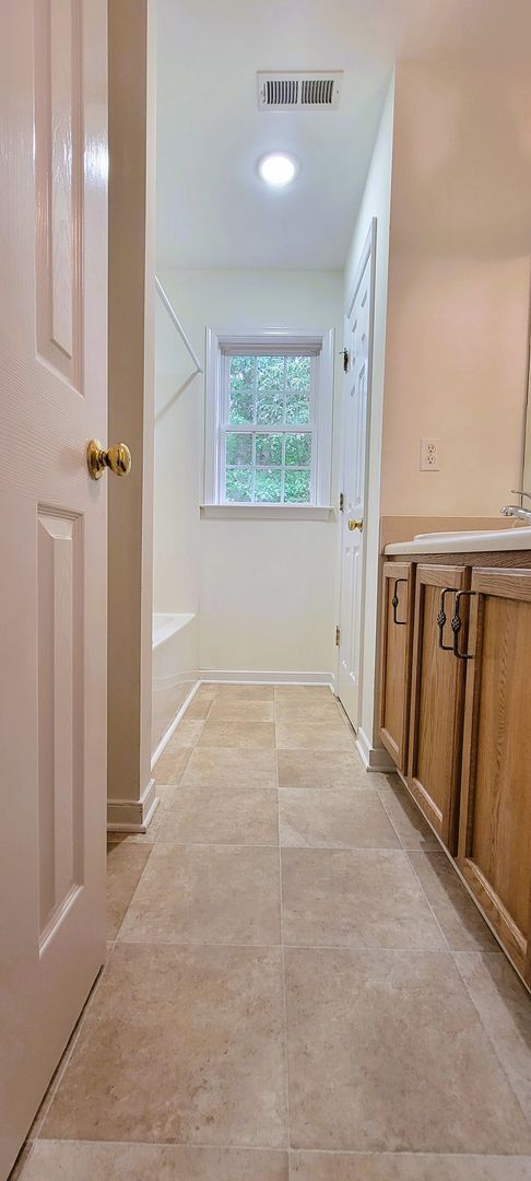 Building Photo - Large traditional colonial in Chester with...