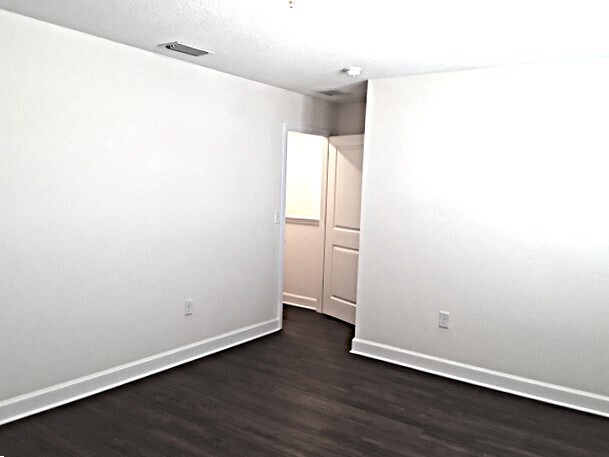 Building Photo - 521 Pine Terrace Dr