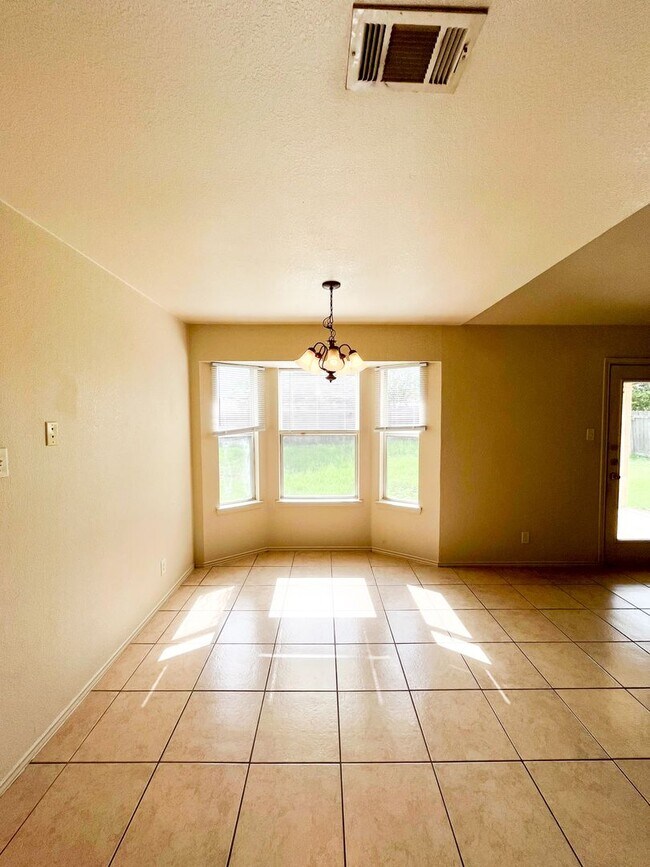 Building Photo - Available NOW!!!! Gorgeous 4 bedroom, 2 ba...