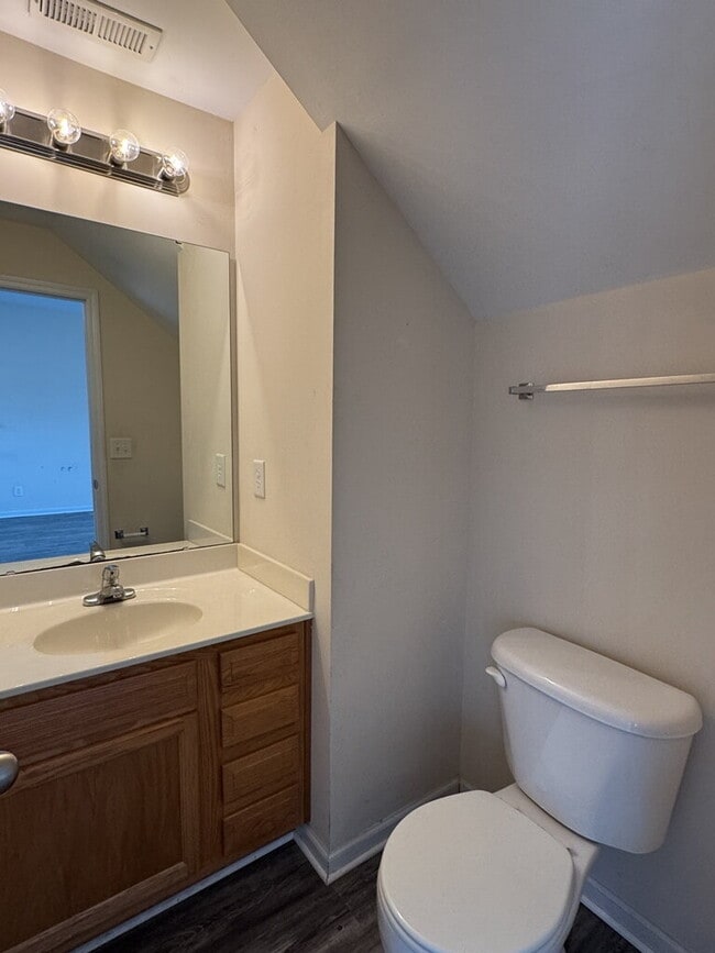 Building Photo - 200 Bonanza Dr