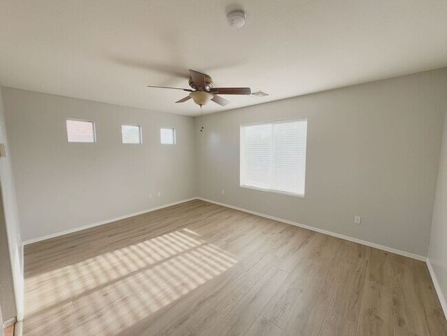 Building Photo - Large 4Bedrooms- 3Bath Home!!!