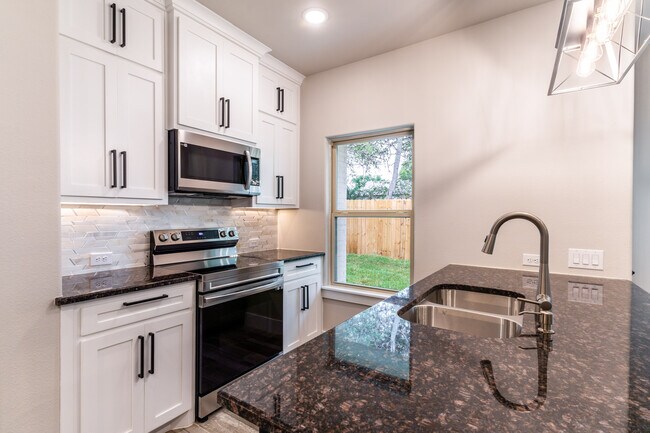 Building Photo - 310 Ditto Ave