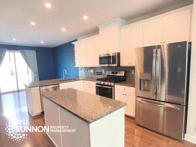 Building Photo - Beautiful 4 Story Townhome in South Charlotte!