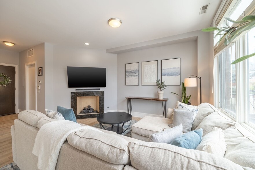 Building Photo - 711 W Grand Ave