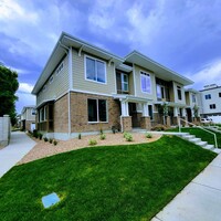 Building Photo - Spacious Home