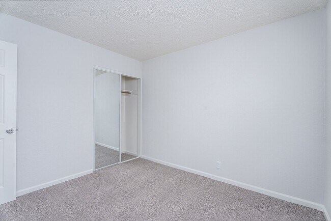 Building Photo - 6037 N Haven Dr