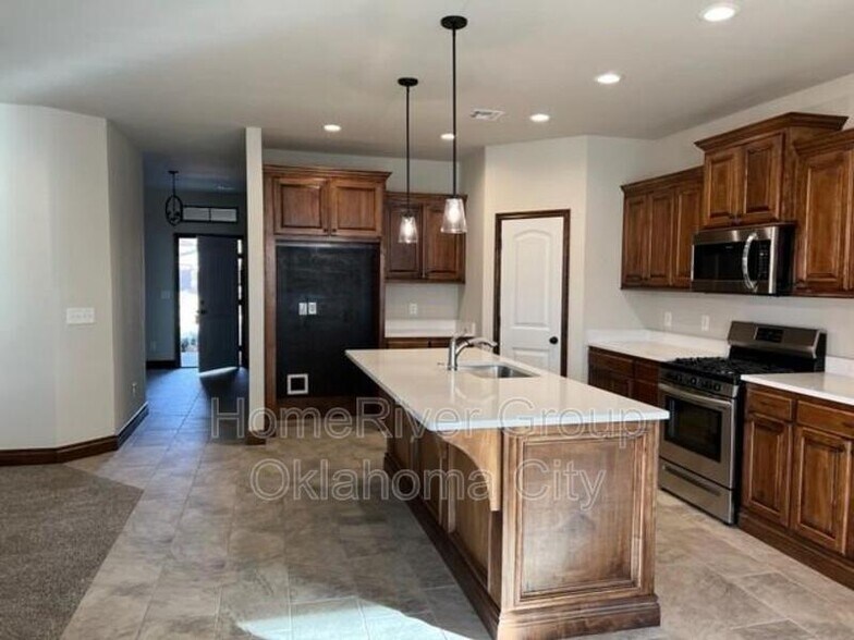 Building Photo - 10512 NW 41st St