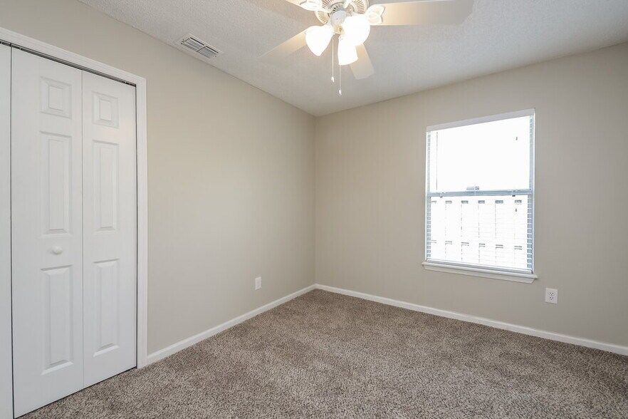 Building Photo - 3230 Chantilly Ct
