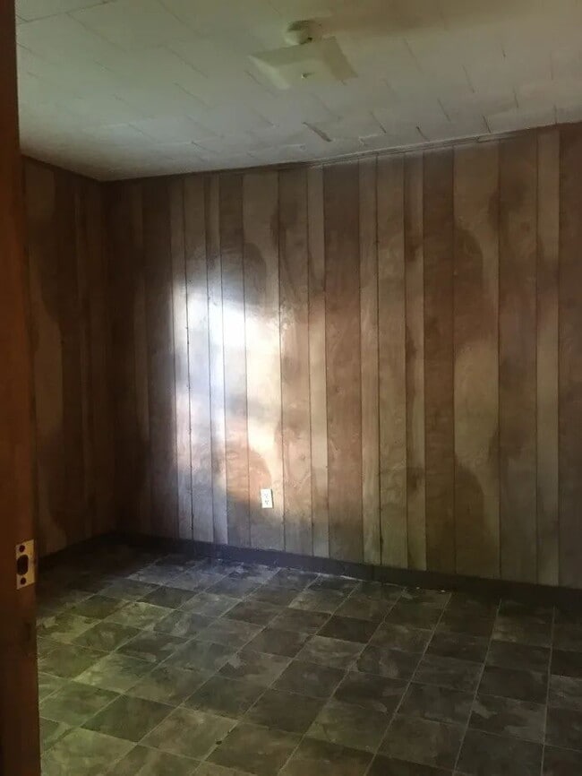 Building Photo - Charming 2-Bedroom Gem on River Street – Your Cozy Laurens Retreat!