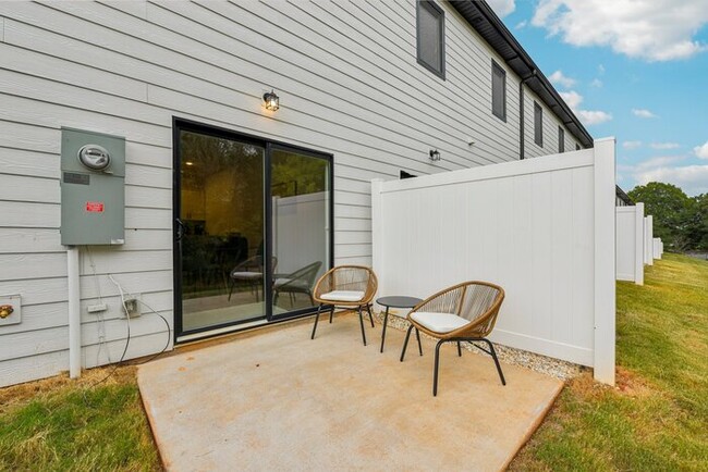 Building Photo - Brand-New Luxury Townhomes – 1st Month Fre...